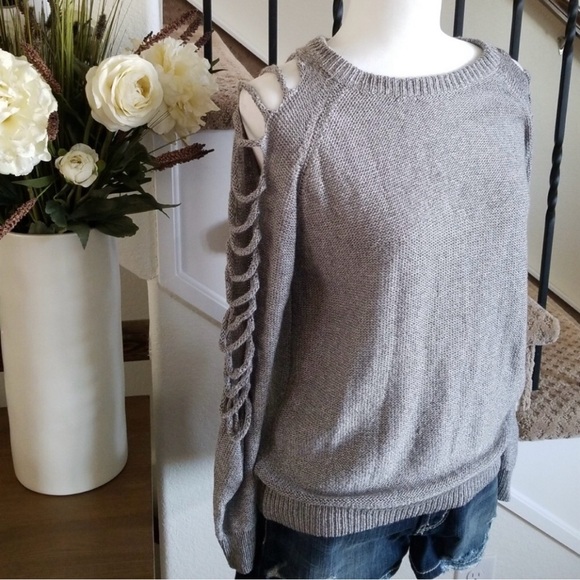 Forever 21 Sweater with destroyed sleeves (size medium) - Picture 2 of 2